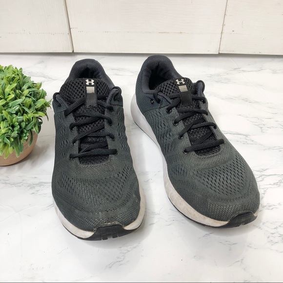 Under Armour black lightweight running shoes - Picture 1 of 7